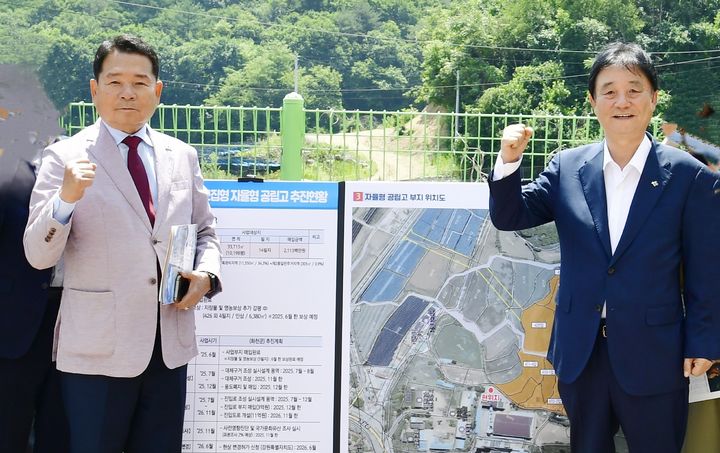 [화천=뉴시스] 9일 강원특별자치도교육청(교육감 신경호)과 화천군(군수 최문순)은 이날 화천고등학교 이전 예정부지인 화천군 하남면 위라리 현장을 함께 방문했다고 밝혔다. 강원특별자치도교육청 제공. *재판매 및 DB 금지