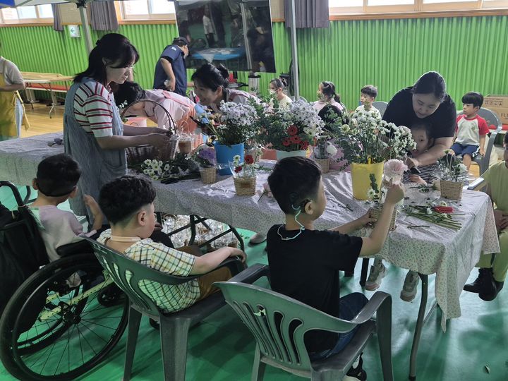 [안동=뉴시스] 9일 구미혜당학교에서 '2025 경북 찾아가는 농촌돌봄 서비스' 행사가 열리고 있다. (사진=경북도 제공) 2025.06.09. photo@newsis.com *재판매 및 DB 금지