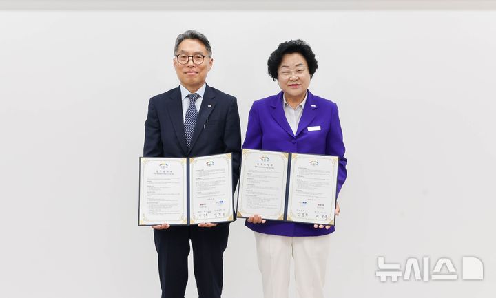 [이천=뉴시스] 이천시가 민간 유휴부지를 활용한 공공개방주차장 조성을 위해 협약을 체결하고 있다 (사진=이천시 제공) 2025.06.09.photo@newsis.com
