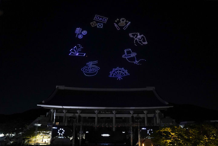 [천안=뉴시스] 드론 1000여대가 천안 목천 독립기념관 상공에서 장관을 연출하고 있다.(사진= 천안시 제공).2025.06.09.photo@newsis.com. *재판매 및 DB 금지