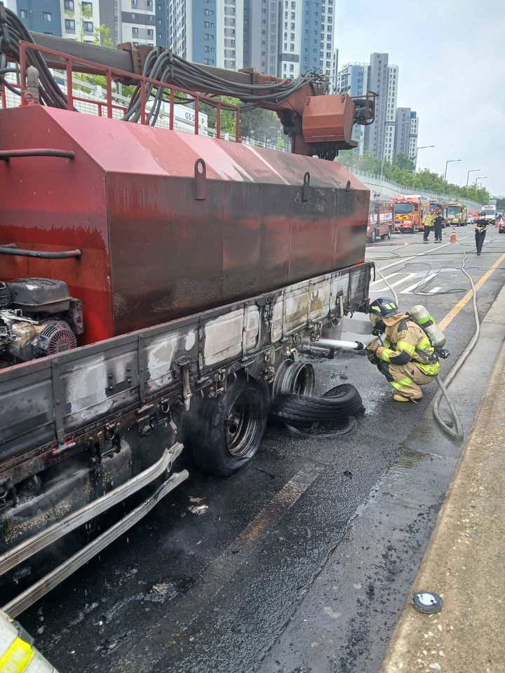 [인천=뉴시스] 9일 오전 인천 중구 운서동 한 도로에서 도로세척차량에서 불이 나 소방 당국이 진화작업을 벌이고 있다. (사진=인천소방본부 제공) 2025.06.09. photo@newsis.com *재판매 및 DB 금지