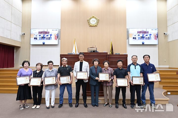 [연천=뉴시스] 경기 연천군의회가 연천군의 발전에 기여한 모범 군민 9명에게 의장 표창장을 수여했다. (사진=연천군의회 제공) 2025.06.09 photo@newsis.com