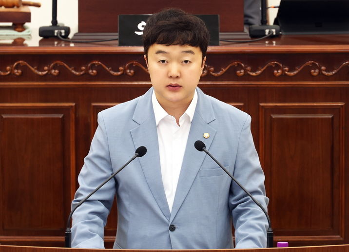 [대전=뉴시스] 더불어민주당 박석연(가선거구) 대전 유성구의원이 9일 제278회 정례회 제1차 본회의에서 ‘학하초등학교 이전 촉구 건의안'을 대표발의하고 있다. (사진=유성구의회 제공) 2025.06.09. photo@newsis.com *재판매 및 DB 금지