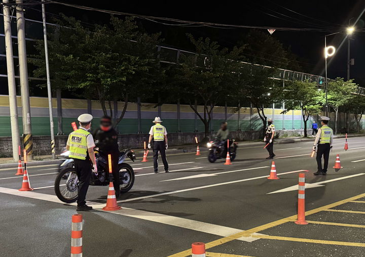 [부산=뉴시스] 부산 기장경찰서는 지난 5일 오후 7시부터 다음날 오전 2시까지 부산 기장군 정관, 오시리아 등에서 법 위반 오토바이와 자동자 폭주 행위 등을 단속한 결과, 총 59명을 적발했다. (사진=부산경찰청 제공) 2025.06.05. photo@newsis.com *재판매 및 DB 금지