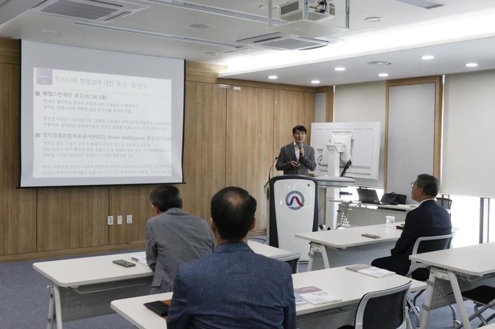 [세종=뉴시스] 축산물품질평가원은 지난 5일 세종 아름동 본원에서 고위직 대상 '청렴 문화 확산 위한 부패 방지 교육'을 진행했다고 9일 밝혔다. (사진=축평원 제공) 2025.06.09. photo@newsis.com *재판매 및 DB 금지