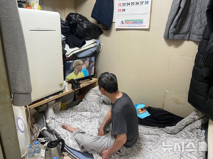 [서울=뉴시스] 박나린 인턴기자=성세영(67·남)씨가 9일 서울 종로구 창신동 쪽방촌에 있는 자신의 방에 앉아 있다. 2025.06.09. photo@newsis.com