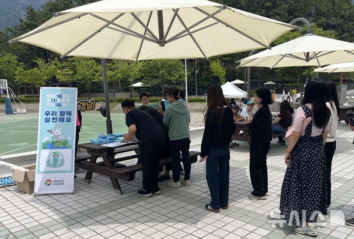 [창원=뉴시스]9일 낮 12시 국립창원대학교 사림관에서 낙동강유역환경청, 경남녹색환경지원센터, 창원대학교와 합동으로 '1회용품 없는 캠퍼스 조성을 위한 캠페인'이 진행되고 있다.(사진=경남도 제공) 2025.06.09. photo@newsis.com