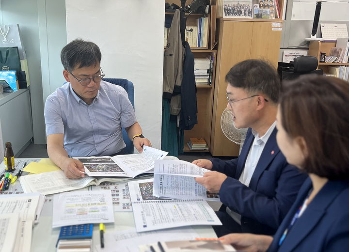 [남원=뉴시스] 9일 남원시의 2026년도 정부예산 확보를 위해 기획재정부를 방문한 민선식 부시장(가운데)이 정성원 문화예술과장(왼족 첫번째)을 만나 '남원 현대 옻칠 목공예관 건립사업'에 대해 설명하고 있다. *재판매 및 DB 금지