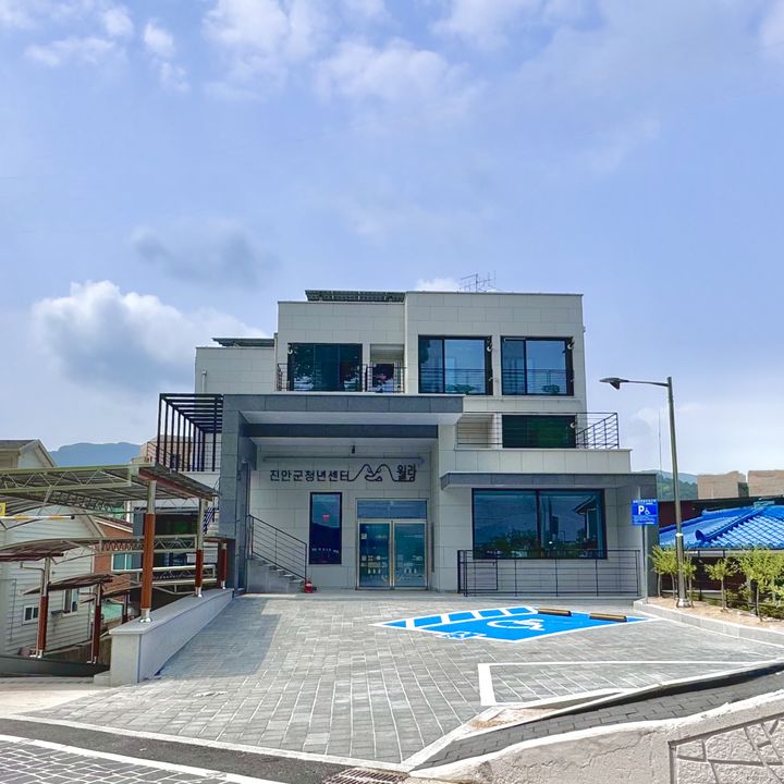 [진안=뉴시스] 전북 진안군은 군 청년활동센터인 '월랑'의 운영 개시를 맞아 오는 17일부터 5일간 '오픈주간'을 운영한다고 9일 밝혔다. 사진은 '월랑' 전경. (사진=진안군 제공) 2025.06.09. photo@newsis.com *재판매 및 DB 금지