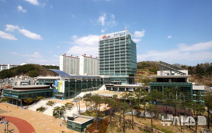 [포항=뉴시스] 송종욱 기자 = 경북 포항시와 (재)테크노파크가 과학기술정보통신부와 정보통신산업진흥원이 주관하는 '2025년 데이터센터 산업 활성화 지원 사업' 테스트베드 조성 분야 공모에 최종 선정돼 국비 45억원을 확보했다. 사진은 포항시청 전경. 2025.06.09. photo@newsis.com