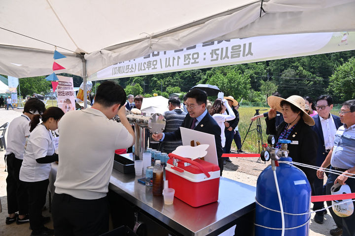 밀맥주 시음행사장을 찾은 전진선 양평군수. (사진=양평군 제공) photo@newsis.com *재판매 및 DB 금지