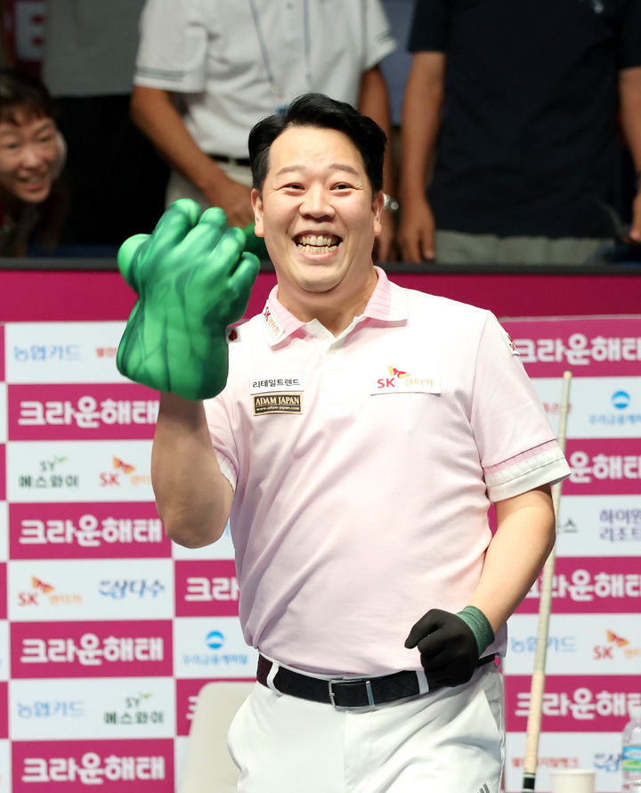 [서울=뉴시스]헐크 장갑을 낀 강동궁이 2024-25시즌 크라운해태 PBA 챔피언십 결승전에서 우승한 뒤 세리머니 중이다. (사진=프로당구협회 제공) 2025.06.09. photo@newsis.com *재판매 및 DB 금지