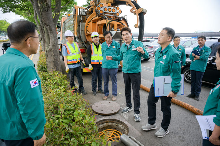 [순천=뉴시스] 노관규 순천시장을 비롯한 시 관계자들이 9일 중앙로에서 하수 맨홀 등을 점검하고 있다. (사진=순천시 제공) 2025.06.09. photo@newsis.com *재판매 및 DB 금지