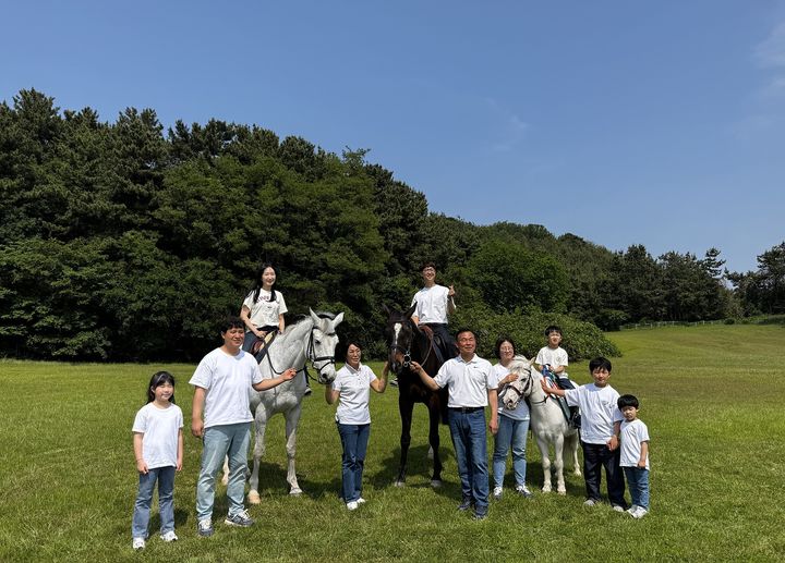 [부산=뉴시스] 렛츠런파크 부산경남의 '말과 함께 스냅샷' 프로그램에 참여한 가족. (사진=렛츠런파크 부산경남 제공) 2025.06.09. photo@newsis.com *재판매 및 DB 금지