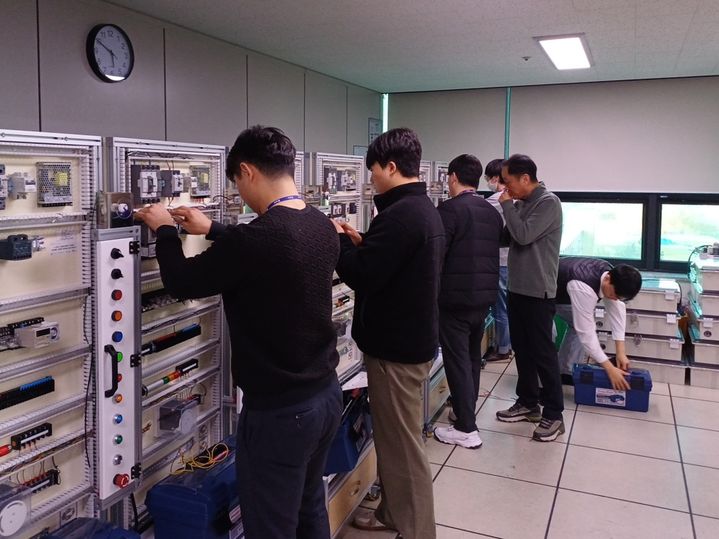 [천안=뉴시스] 한국기술교육대학교가 '지역산업맞춤형 인력양성교육' 일환으로 운영 중인 '자동화설비기반 전장제어' 교육 모습. (사진=한국기술교육대학교 제공) 2025.06.09. photo@newsis.com. *재판매 및 DB 금지