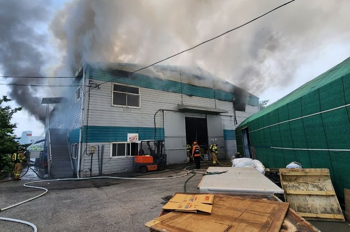 [부산=뉴시스] 9일 부산 강서구의 한 제조공장에서 화재가 발생했다. (사진=부산소방재난본부 제공) 2025.06.09. photo@newsis.com *재판매 및 DB 금지