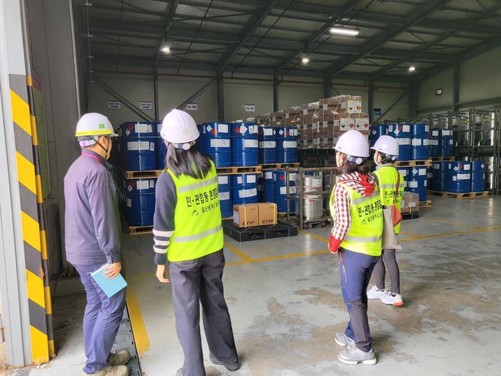 [울산=뉴시스] 환경오염물질 배출사업장을 점검하고 있는 울산 남구 민·관 합동점검반 (사진=울산 남구 제공) photo@newsis.com *재판매 및 DB 금지