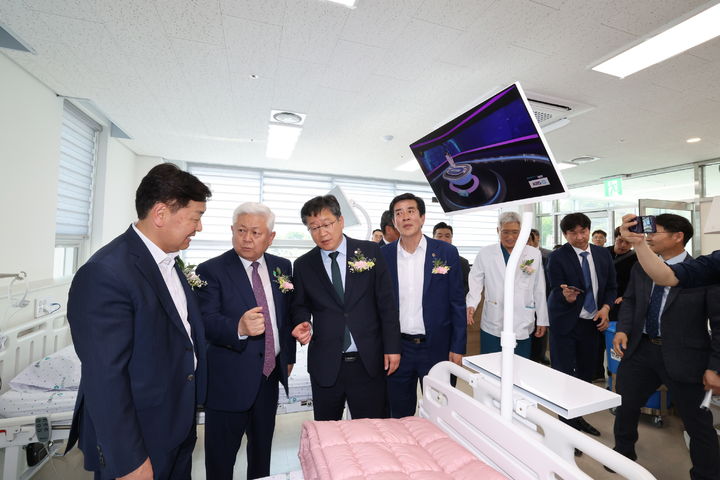 [무주=뉴시스] 9일 열린 전북 무주군 무주읍 무주군립요양병원 개원 기념식 이후 황인홍 무주군수(왼쪽 두 번째)가 김관영 전북도지사, 안호영 더불어민주당 국회의원 등과 함께 병원 인공신장실을 살펴보고 있다.(사진=무주군 제공) 2025.06.09. photo@newsis.com *재판매 및 DB 금지