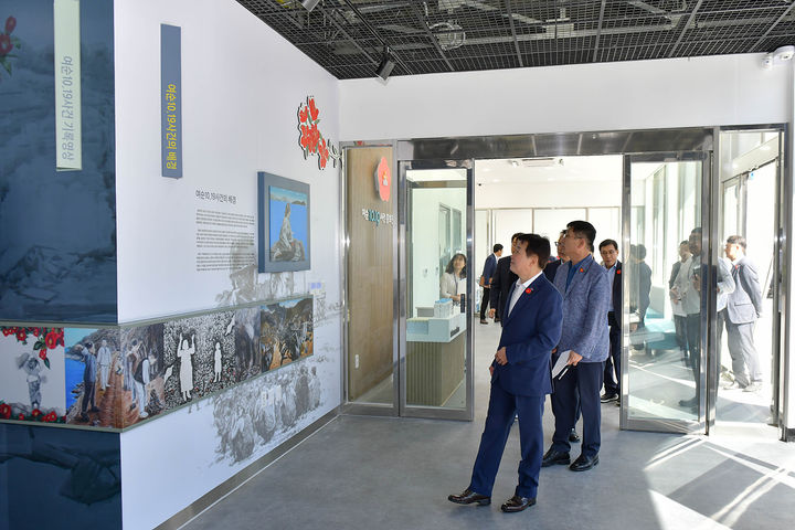 [여수=뉴시스] 정기명 여수시장이 여순사건 홍보관을 방문해 마무리 공사 상황을 점검하고 있다. (사진=여수시 제공) 2025.06.09. photo@newsis.com *재판매 및 DB 금지