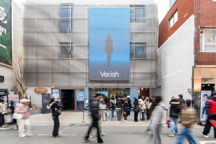 [서울=뉴시스] 라이프스타일 기반 필링웨어(Feeling Wear) 브랜드 '베리시(Verish)'가 브랜드의 첫번째 오프라인 매장인 도산 플래그십 스토어를 리뉴얼 오픈했다고 9일 밝혔다. (사진=베리시 제공) *재판매 및 DB 금지