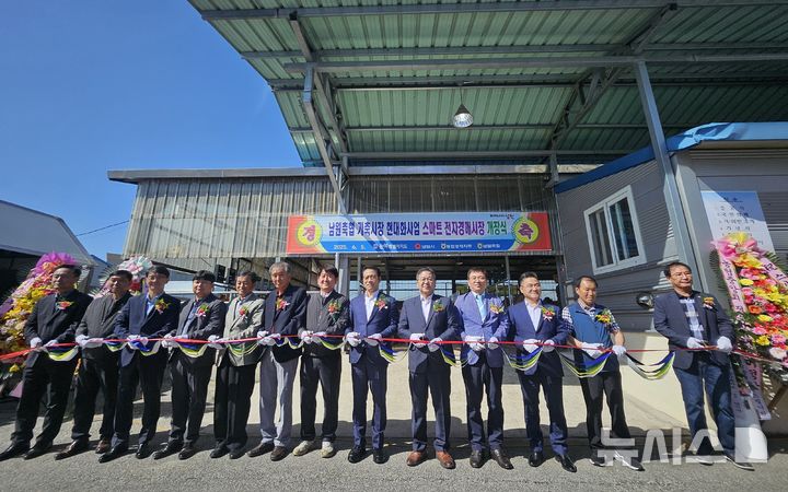 [남원=뉴시스] 전북농협은 남원축협이 가축시장 현대화 사업의 일환으로 '스마트 가축시장 플랫폼' 도입에 이어 '스마트 경매 안내 시스템' 구축을 완료하고 본격적인 운영에 나섰다고 9일 밝혔다. (사진=전북농협 제공) 2025.06.09. photo@newsis.com