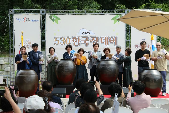 [안동=뉴시스] 9일 경산시 뚝배기식품 된장문화학교에서 '530 한국장 데이' 행사가 진행되고 있다. (사진=경북도 제공) 2025.06.09. photo@newsis.com *재판매 및 DB 금지