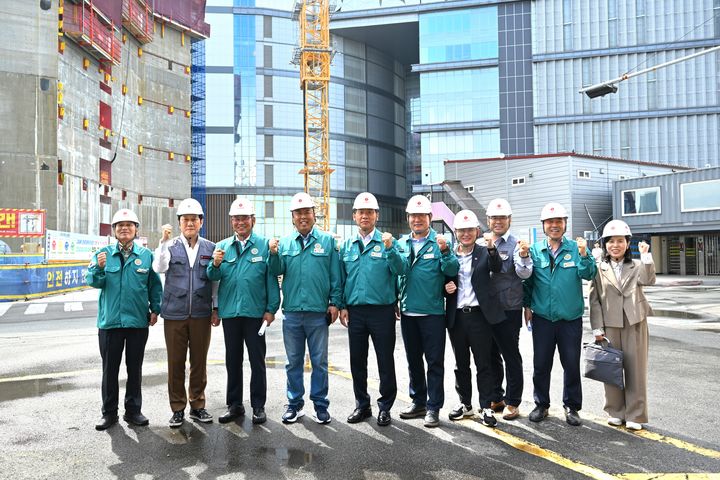 [부산=뉴시스] 부산시의회 건설교통위원회가 9일 부산롯데타워 건설현장을 점검했다. (사진=부산시의회 제공) 2025.06.09. photo@newsis.com *재판매 및 DB 금지