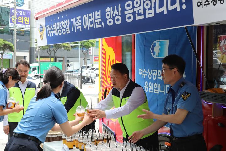 [여수=뉴시스] 한문선 여수상공회의소 회장이 9일 여수해양경찰서는 찾아가 커피를 전하며 응원하고 있다. (사진=여수해경 제공) 2025.06.09. photo@newsis.com&nbsp; *재판매 및 DB 금지