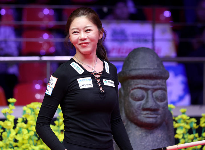 [서울=뉴시스]지난달 17일 제주특별자치도 제주시 한라체육관에서 열린 SK렌터카 제주특별자치도 LPBA 월드챔피언십에서 김가영이 우승을 차지한 뒤 환하게 웃고 있다. (사진=프로당구협회 제공) 2025.03.17. photo@newsis.com *재판매 및 DB 금지