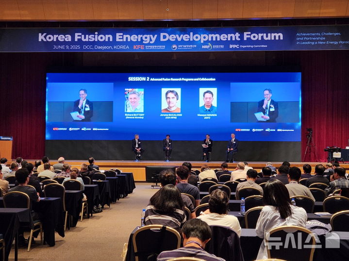 [포항=뉴시스] 송종욱 기자 = '2025년 국제핵융합 및 플라즈마 학술대회(IFPC 2025)'가 9~13일 닷새간 대전컨벤션센터에서 열린 가운데 경북 포항시가 핵융합 관련 연구 인프라와 산학연 협력 체계, 미래 청정에너지 산업 유치의 타당성과 경쟁력을 적극적으로 알렸다. 사진은 학술대회에서 한국 핵융합 발전 포럼 모습. (사진=포항시 제공) 2025.06.09. photo@newsis.com