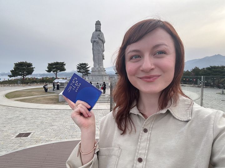 [서울=뉴시스] '국가유산 방문자 여권 투어' 최초 외국인 완주자 튀르키예 국적의 '아이셰' 씨 (사진=국가유산청 제공) 2025.06.09. photo@newsis.com *재판매 및 DB 금지