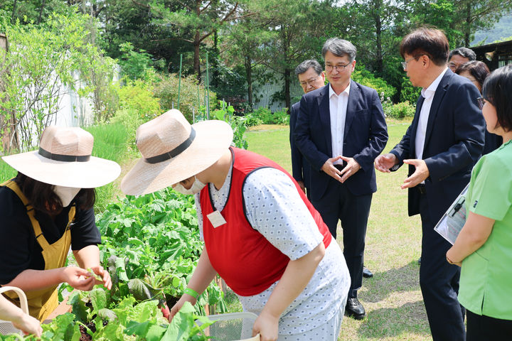 [세종=뉴시스] 농촌진흥청은 서효원 차장이 9일 전북 전주시 마음사랑병원을 찾아 정신질환자 회복과 재활을 돕는 치유농업 프로그램의 현장 적용 관련 애로 사항 등을 점검했다고 밝혔다. (사진=농진청 제공) 2025.06.09. photo@newsis.com *재판매 및 DB 금지