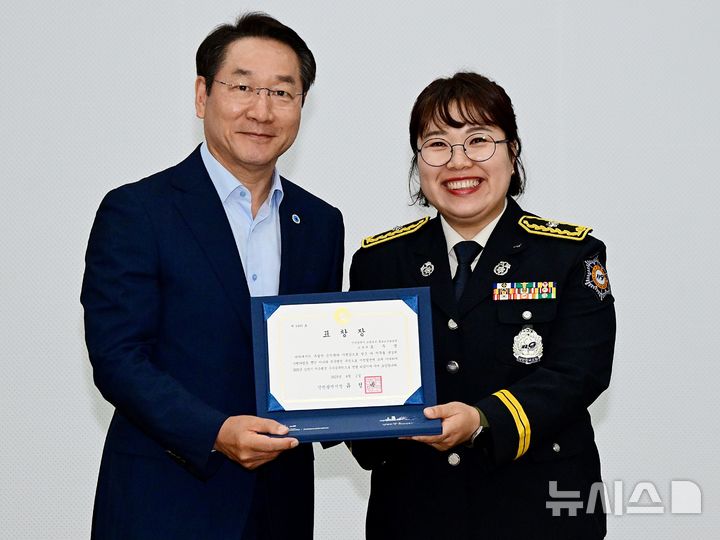 [인천=뉴시스] 유정복 인천시장(왼쪽)과 인천소방본부 홍보교육담당관 소속 도주영 소방위가 기념 촬영하고 있다. (사진=인천소방본부 제공) 2025.06.09. photo@newsis.com