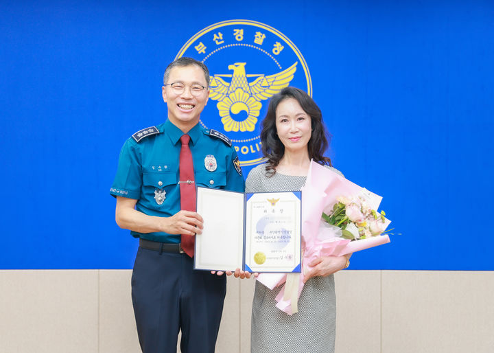 [부산=뉴시스] 부산경찰청은 9일 오후 청사 내 7층 회의실에서 가수 헤라(오른쪽)를 다문화 홍보대사로 위촉했다. (사진=부산경찰청 제공) 2025.06.09. photo@newsis.com *재판매 및 DB 금지