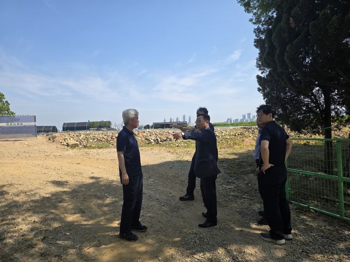 [인천=뉴시스] 9일 김성훈 인천환경공단 이사장과 직원들이 인천 서구 경서동 경서매립지 현장을 점검하고 있다. (사진=인천환경공단 제공) 2025.06.09. photo@newsis.com *재판매 및 DB 금지