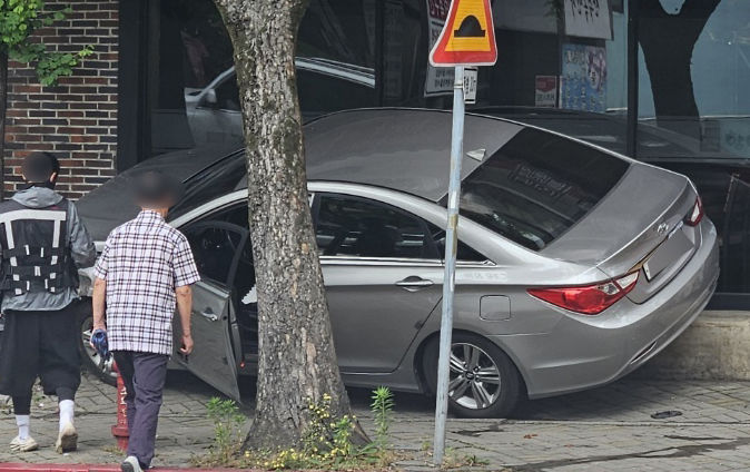 [광주=뉴시스] 9일 오후 1시께 광주 동구 학동의 한 도로를 달리던 승용차가 상점 유리를 들이받았다. (사진=독자 제공) 2025.06.09. photo@newsis.com *재판매 및 DB 금지