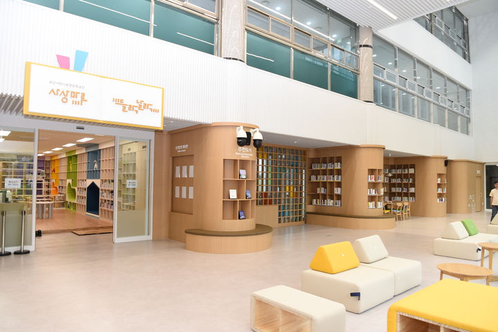 [부산=뉴시스] 부산 사상구청 1층 로비에 있는 '사상마루 들락날락' 도서공간. (사진=부산디자인진흥원 제공) 2025.06.09. photo@newsis.com *재판매 및 DB 금지