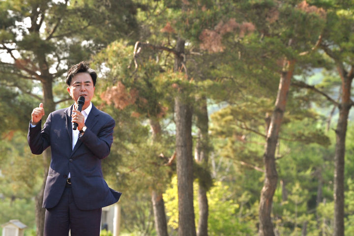 [홍성=뉴시스] 김태흠 충남지사가 9일 천안 북부스포츠센터에서 열린 '종축장이전개발 범천안시민 추진위원회 창설 30주년 기념식 및 국가산업단지 유치 기념탑 준공식'에 참석, 천안 국가산단 개발에 힘쓸 것을 약속하고 있다. (사진=충남도 제공) 2025.06.09. photo@newsis.com&nbsp; *재판매 및 DB 금지