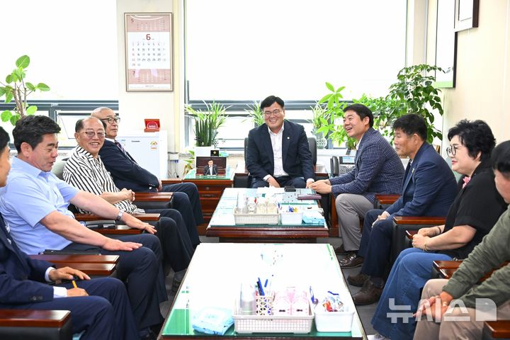 [창원=뉴시스]9일 경남도의회 경제환경위원회 위원장실에서 허동원(가운데) 위원장 주재로 경상남도소상공인연합회와 소통 간담회가 열리고 있다.(사진=경남도의회 제공) 2025.06.09. photo@newsis.com