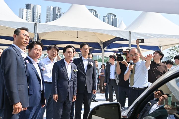 [홍성=뉴시스] 김태흠 충남지사가 9일 아산시 배방에서 열린 '자율주행·차량용 반도체 종합지원센터' 착공식에 참석해 관련 설명을 듣고 있다. (사진=충남도 제공) 2025.06.09. photo@newsis.com&nbsp; *재판매 및 DB 금지