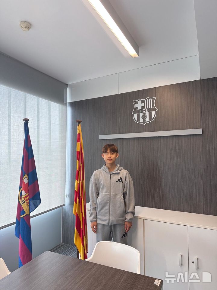 [서울=뉴시스] 스페인 에스파뇰을 떠나 FC바르셀로나로 이적하는 이민국. (사진=선수 측 제공)   *재판매 및 DB 금지