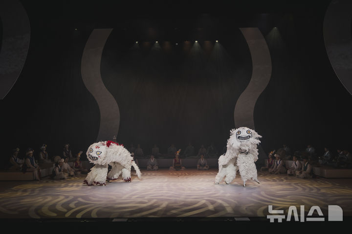 [서울=뉴시스]'국악의 날'인 지난 5일 국립국악원 예악당에서 '연희 판' 공연이 펼쳐졌다. 황해도의 사자놀이 장면. (사진=국립국악원 제공)