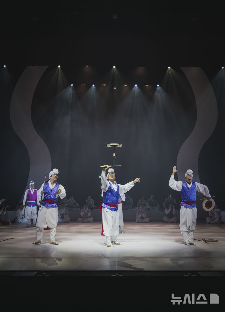  [서울=뉴시스]'국악의 날'인 지난 5일 국립국악원 예악당에서 '연희 판' 공연이 펼쳐졌다. 경기·충청 지역의 버나(접시 돌리기) 장면. (사진=국립국악원 제공)