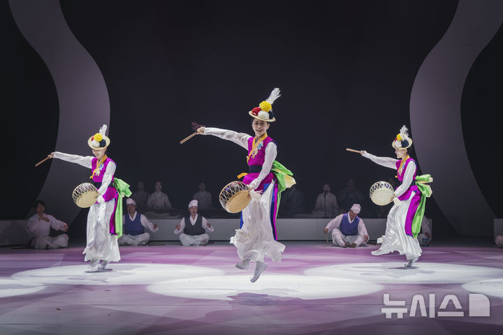  [서울=뉴시스]'국악의 날'인 지난 5일 국립국악원 예악당에서 '연희 판' 공연이 펼쳐졌다. 전라도의 버꾸(작은 북)춤 장면. (사진=국립국악원 제공)