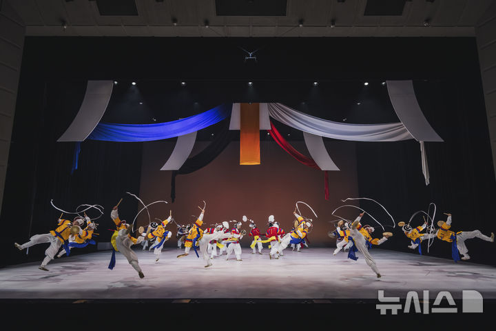  [서울=뉴시스]'국악의 날'인 지난 5일 국립국악원 예악당에서 '연희 판' 공연이 펼쳐졌다. 팔도 예인들이 '판굿'을 선보이고 있다. (사진=국립국악원 제공)