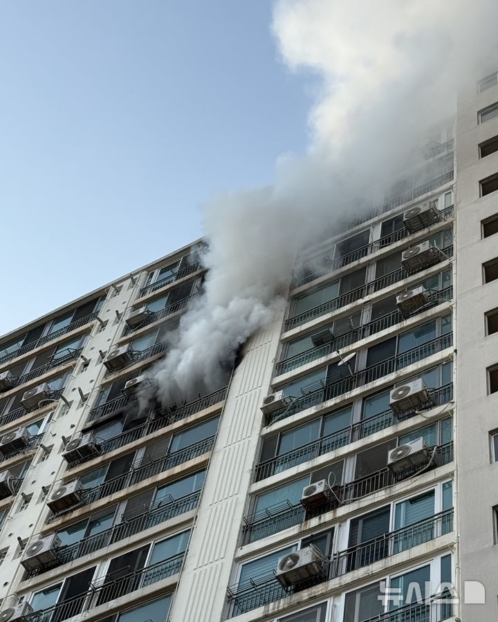 [인천=뉴시스] 9일 오후 인천 부평구 청천동 19층짜리 아파트 15층 세대에서 불이 나 37분 만에 꺼졌다. (사진=인천소방본부 제공) 2025.06.09. photo@newsis.com