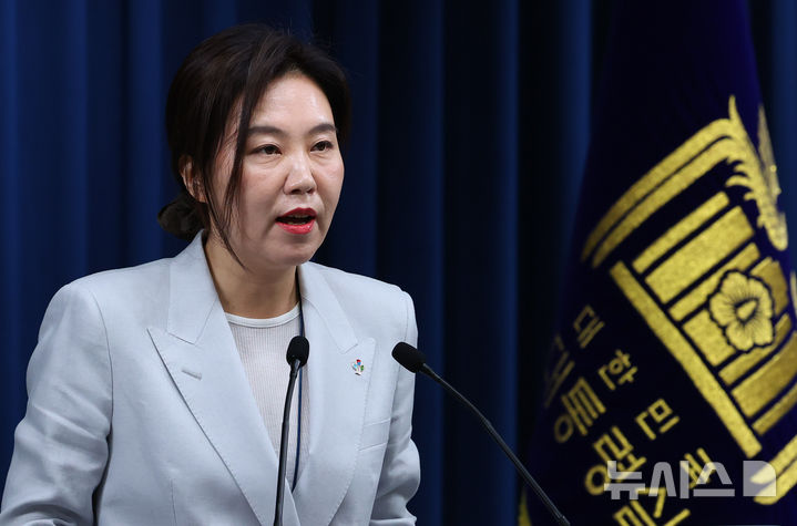 [서울=뉴시스] 최진석 기자 = 강유정 대변인이 9일 서울 용산 대통령실에서 대통령경호처 관련 브리핑을 하고 있다. 2025.06.09. myjs@newsis.com