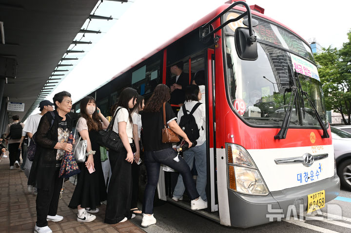 [광주=뉴시스] 이영주 기자 = 광주 시내버스 노조가 파업에 나서고 있는 9일 오전 광주 서구 유·스퀘어광주종합버스터미널 버스정류장에서 시민들이 만원 버스를 기다리고 있다. 광주 시내버스 노조는 지난 5일 전면 파업에 나선 뒤 연휴 동안 준법투쟁을 벌이다 이날부터 다시 파업에 돌입했다. 파업으로 인해 배차 간격이 늘어난 일부 노선에서는 승객이 한꺼번에 몰려 만원 버스가 운행되고도 있다. 2025.06.09. leeyj2578@newsis.com