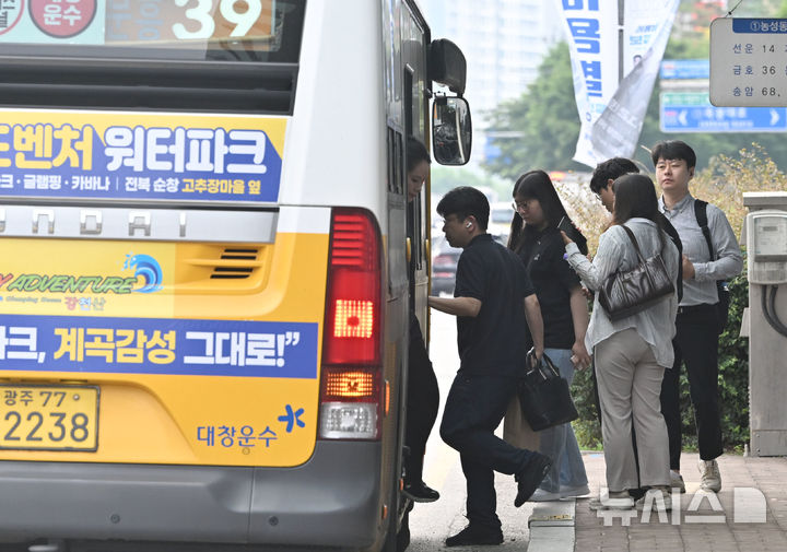 [광주=뉴시스] 이영주 기자 = 광주 시내버스 노조가 파업에 나서고 있는 9일 오전 광주 서구 유·스퀘어광주종합버스터미널 버스정류장에서 시민들이 버스를 기다리고 있다. 광주 시내버스 노조는 지난 5일 전면 파업에 나선 뒤 연휴 동안 준법투쟁을 벌이다 이날부터 다시 파업에 돌입했다. 파업으로 인해 일부 노선은 배차 간격이 늘어났다. 2025.06.09. leeyj2578@newsis.com