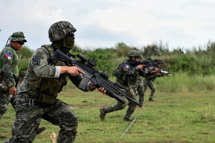 [서울=뉴시스] 해병대는 지난달 26일부터 6월 6일까지 필리핀 루손·팔라완 섬 등지에서 실시한 '2025 카만닥(KAMANDAG) 훈련'에 참가했다고 9일 밝혔다.&nbsp; 카만닥 훈련은 미국과 필리핀 해병대가 우방국 간 협력을 통해 대테러 역량 강화와 연안방어 및 전투기술 배양을 위해 2017년부터 실시하고 있는 다국적 연합훈련이다. 사진은 카만닥 훈련에 참가한 해병대 장병들이 5월 28일 필리핀 루손섬 일대에서 필리핀 해병대와 소부대 전술훈련(기동사격술)을 하고 있다. (사진=해병대사령부 제공) 2025.06.09. photo@newsis.com *재판매 및 DB 금지